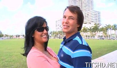 MILF bitch with big ass prefers large cocks and deep pussy pounding while she rides her man