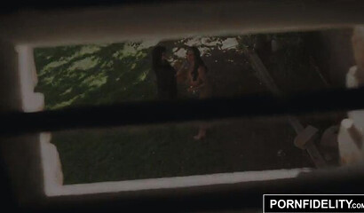 Fan sneaks into this porn star's house in order to fuck her with her huge ass showing