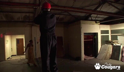 Ebony mature seduces a white guy with her phat bottom and takes hard and deep pussy pounding