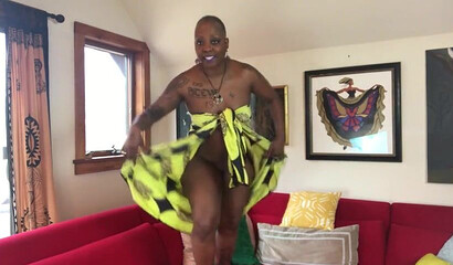 Mature black granny shows her jiling off