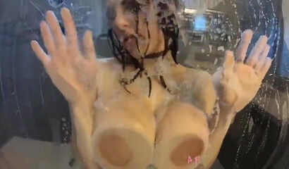 Lonely brunette gives her cunt a delicate rub