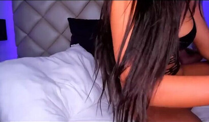 Latina with a perfect ass masturbates on cams