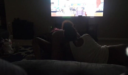 Two sluts share a big cock in a messy threesome