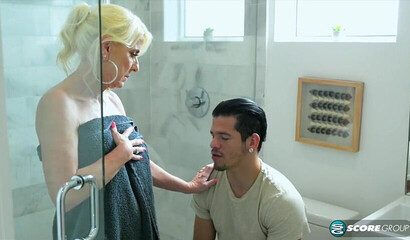 Mature mom offers her pierced pussy to a stud