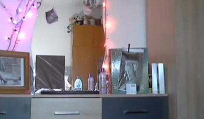 Webcam slut teases the watchers as she plays roughly