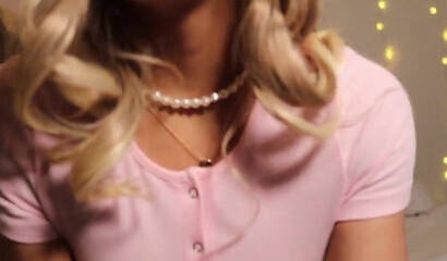 Cute college babe is a sucking slut that likes it deep