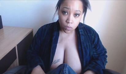 Momma with big ass takes off her bathrobe and kneels on this dude