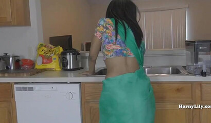 Indian mom shows her rare gap in the kitchen