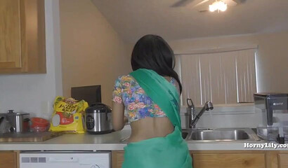 Indian mom shows her rare gap in the kitchen