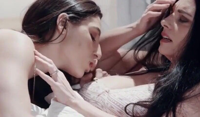 Hot Abella Danger bangs this sexy lesbian mom