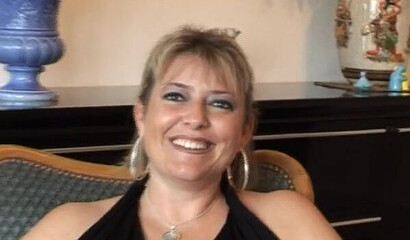 Lovely MILF strips on amateur casting