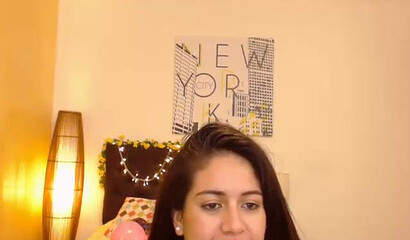 Phat slut penetrating her cunt with dildo