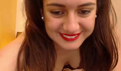 Phat slut penetrating her cunt with dildo