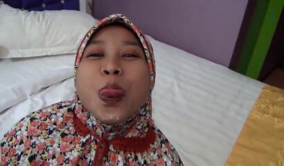 Asian amateur wife sucks husband's dick