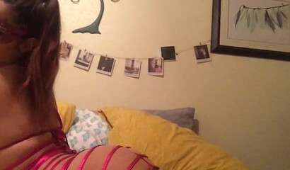 Masked amateur babe enjoys dildo on the webcam