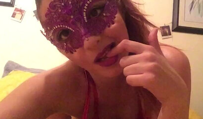 Masked amateur babe enjoys dildo on the webcam