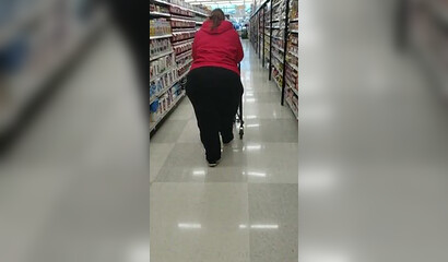 Spying on the mature BBW cougar in the supermarket