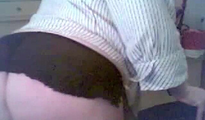 Fat wife dildoing herself on the webcam