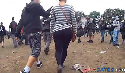 Spy camera recording a big ass babe in leggings while approaching the stage on a festival