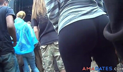 Spy camera recording a big ass babe in leggings while approaching the stage on a festival