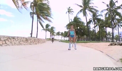 Roller skater babe with a seductive round butt hooks up with a stranger slip into fuck