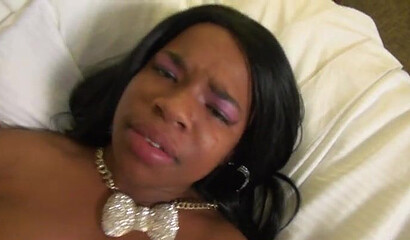 Curvy ebony demonstrates her fat bottom asking her man to impale her juicy snatch deep