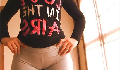 Young amateur babe in leggings shaking and twerking her enormous bubble booty on livecam