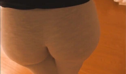 Young amateur babe in leggings shaking and twerking her enormous bubble booty on livecam