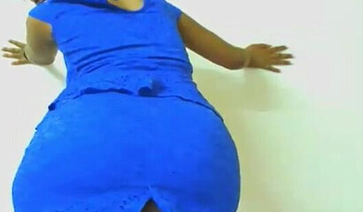 Ebony amateur strips down in her live webcam sex show and displays big booty and wet pussy