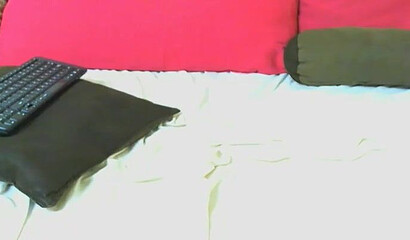 Ebony amateur strips down in her live webcam sex show and displays big booty and wet pussy