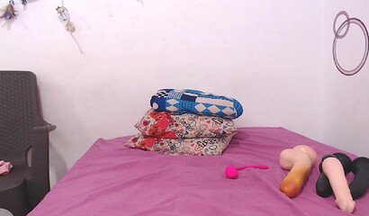 Busty Latina with big ass masturbates on webcam