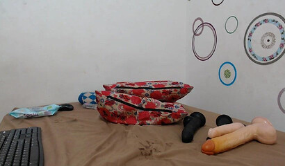 Amateur Latina riding dildo with her big sexy ass on webcam