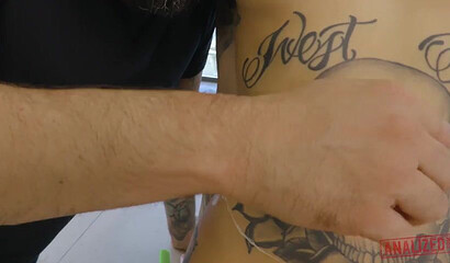 Blad slut Leigh Raven gets roughly fucked in anal hole