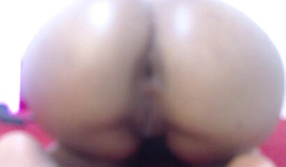 Amateur Latina fingers her smoking hot big ass on webcam