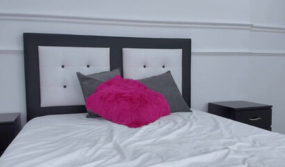 Amateur brunette with big ass plays with pussy on webcam