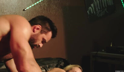 Stunning blonde MILF Brandi Love gets fucked in the bar