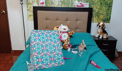 Brunette Latina with bubble bottom shows her masturbation skills on the webcam