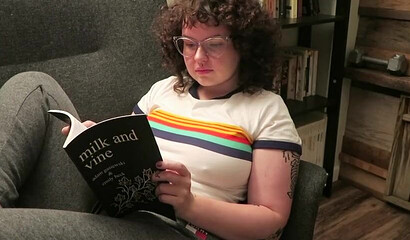 Amateur chubby chick toys her cunt and squeezing her big natural tits