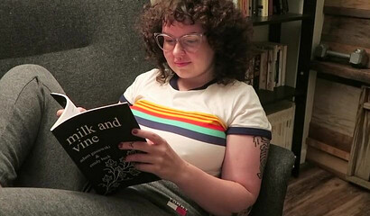 Amateur chubby chick toys her cunt and squeezing her big natural tits