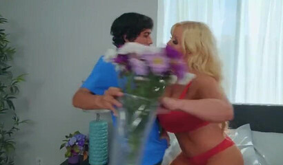 Curvy blonde stepmom Alura Jenson wants her sexy daughter's boy