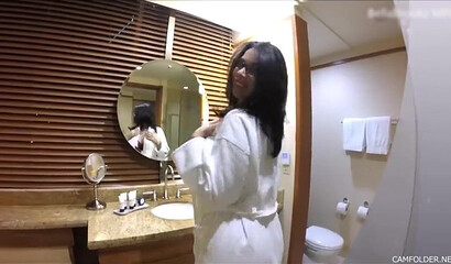 Amateur white babe with bubble butt and big tits twerking and posing in shower