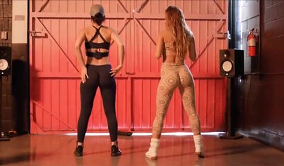 Compilation of sexy babe Sommer Ray twerking her ass to the camera