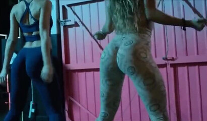 Compilation of sexy babe Sommer Ray twerking her ass to the camera