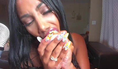 Ebony webcam model with with big round boobs showing her deepthroat skills