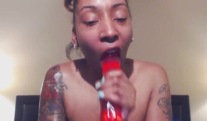 Ebony MILF oils her big booty and toys her cunt on webcam