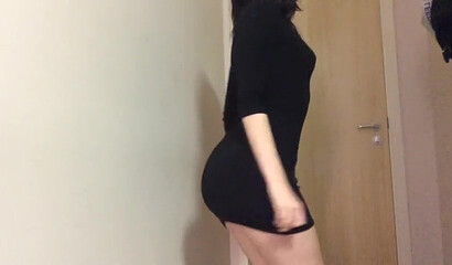 Amateur brunette teasing with her big bubble butt and toys her pussy