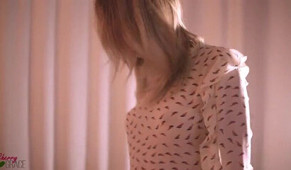 Petite amateur doll squirts on hard dick while riding it