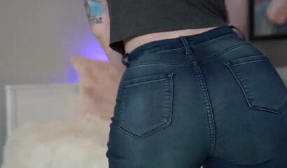 Incredible PAWG Emily Lynne strips off her tight jeans while dancing