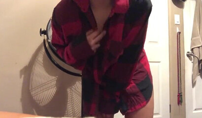 Amateur beauty inserts dildo up her cunt while boyfriend's sleeping