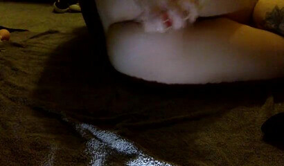 Chubby amateur slut toying and pumping her asshole in the dark